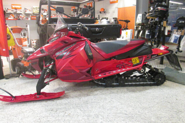 Moottorikelkka - Yamaha Sidewinder