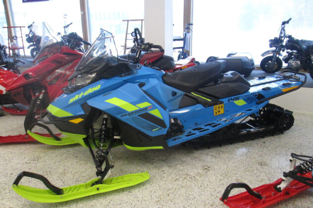Moottorikelkka - Ski-Doo Renegade