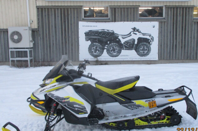 Moottorikelkka - Ski-Doo MX Z