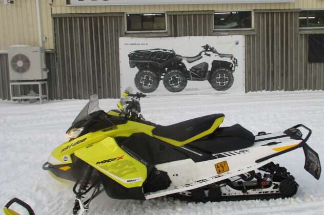 Moottorikelkka - Ski-Doo MX Z