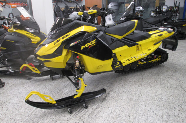 Moottorikelkka - Ski-Doo MX Z
