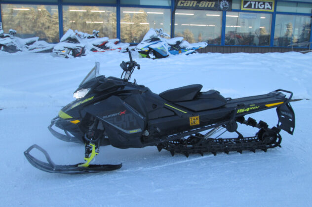Moottorikelkka - Ski-Doo Summit