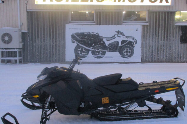 Moottorikelkka - Ski-Doo Summit