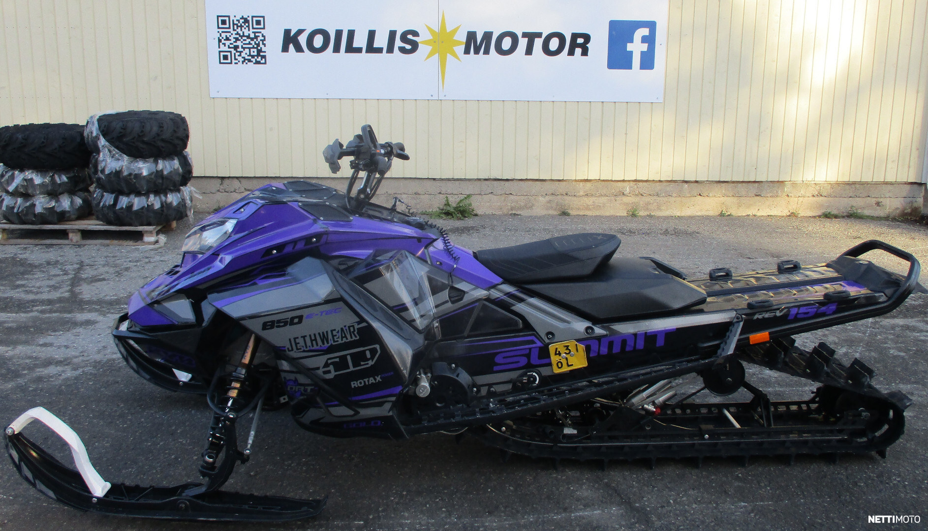 Moottorikelkka - Ski-Doo Summit