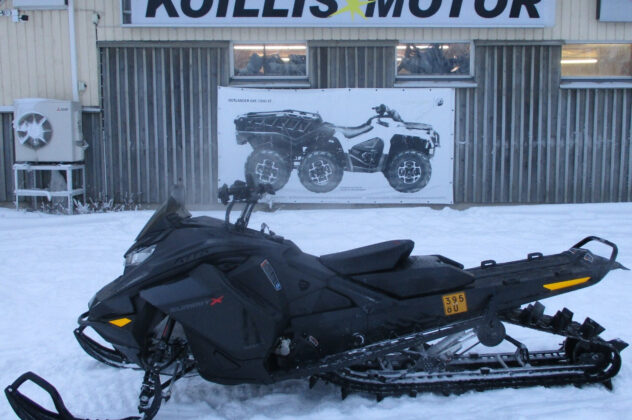Moottorikelkka - Ski-Doo Summit