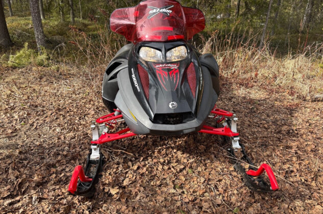 Moottorikelkka - Ski-Doo Mach Z